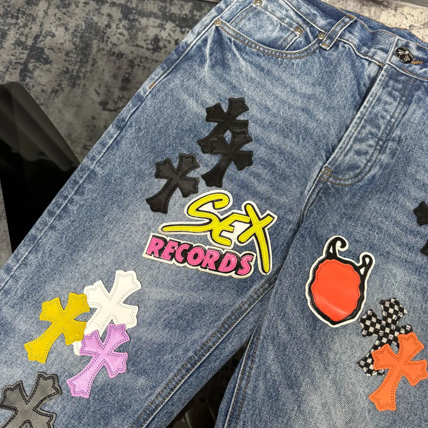 P320 Chrome Heart Blue Ox King Graffiti Multi-Color Leather Jeans [Same Style as L*Xiang] Chrome Heart Blue Ox King Graffiti Multi-Color Leather Jeans are the “king of the market” in the fashion industry! Made of high-quality denim and processed through complex washing processes, the distressed effect is super unique. The multi-color leather and graffiti design bring out the cool street genes of Crowe. Each pair of pants is unique, and you can directly transform into a street trend ICON when you put it on. The matching method is super cool: High street style: Pair it with a black hooded sweatshirt, thick-soled boots, and stacked silver chains. When you go to the stage or on the street, you will have an aura of 2.8 meters. You can slay at concerts and out on the street. Mix and match trendy styles: wear a suit jacket + canvas shoes for boys, and wear a short crop top + dad shoes for girls. Mix and match to create a sense of contrast, full of fashion sense, and the hair tie will get likes in seconds when taking photos. Couples share the same style: one pair with each other, the boy wears a solid color T + sneakers, the girl wears a short top + sneakers, they are the most eye-catching trendy couple when they go out, and they keep turning heads! No matter what your style is, these pants can help you grasp the essence of the trend. It is a must-have for trendy players. You will look the most beautiful on the street when you put it on! Size: 28/30/32/34/36 Waist: 70/75/80/85/90 Pants length: 102/104/106/108/110